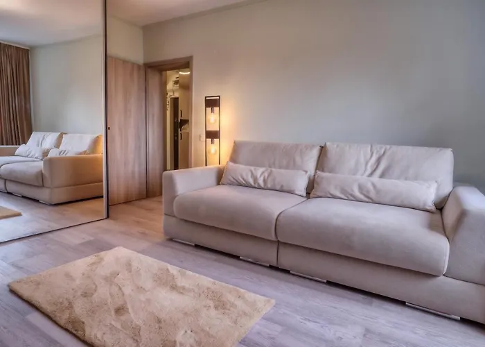 Central Luxury Apartment With City View